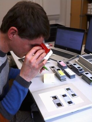 Betrachtung eines Stereoskop-Dias in der SAXONIA-FREIBERG-STIFTUNG