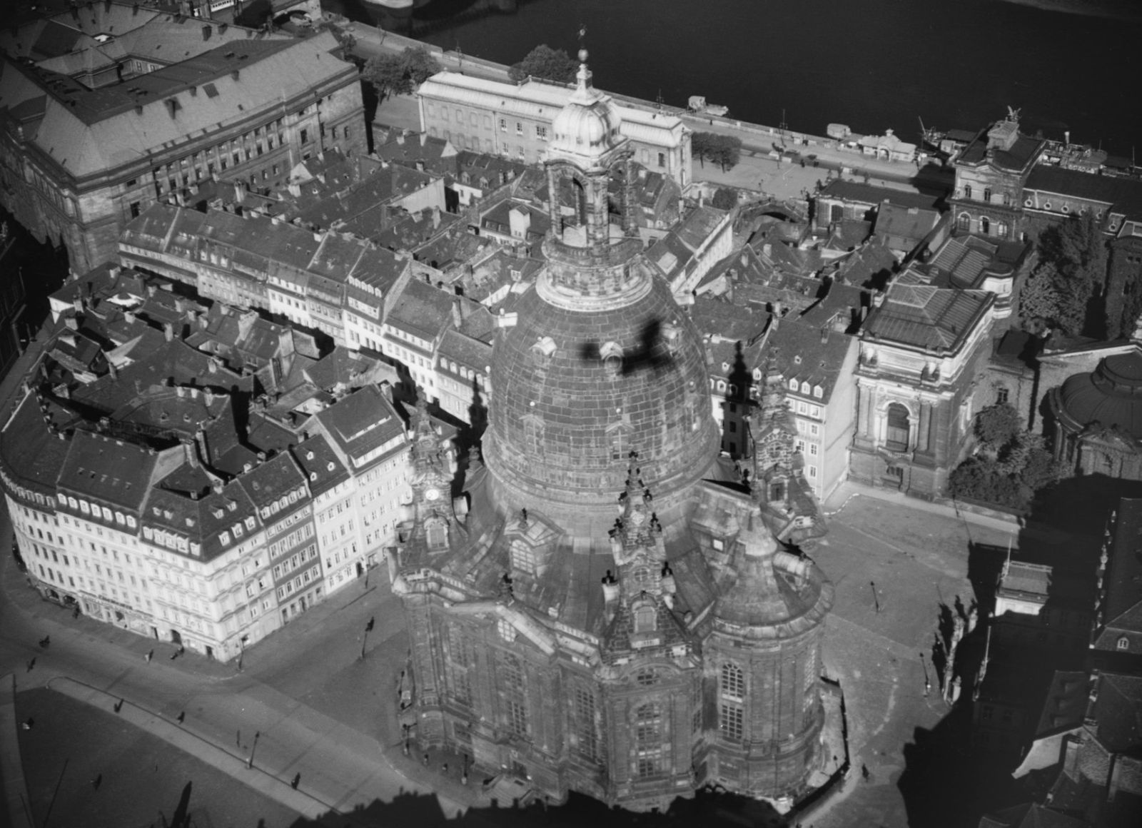 Dresdner Frauenkirche mit Flugzeugschatten