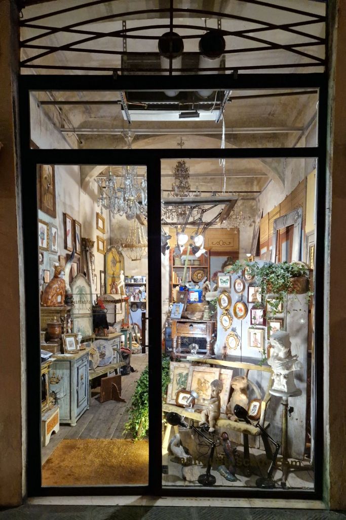 Schaufenster des Antiquitätengeschäfts "Barbara Gallorini"