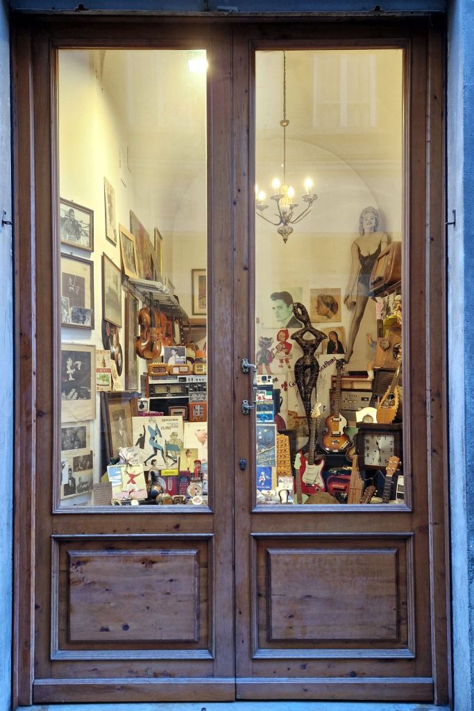 Schaufenster eines Antiquitätengeschäfts