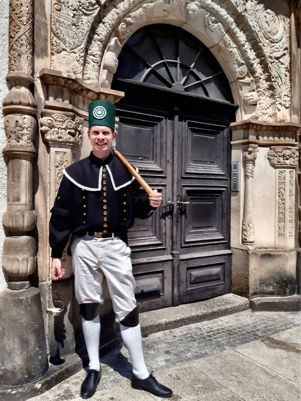 Ich im Freiberger Habit vor dem Portal am Obermarkt 17 in Freiberg