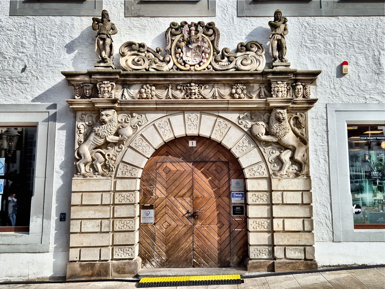 Portal mit Bergmannsdarstellungen am Schönlebehaus in Freiberg