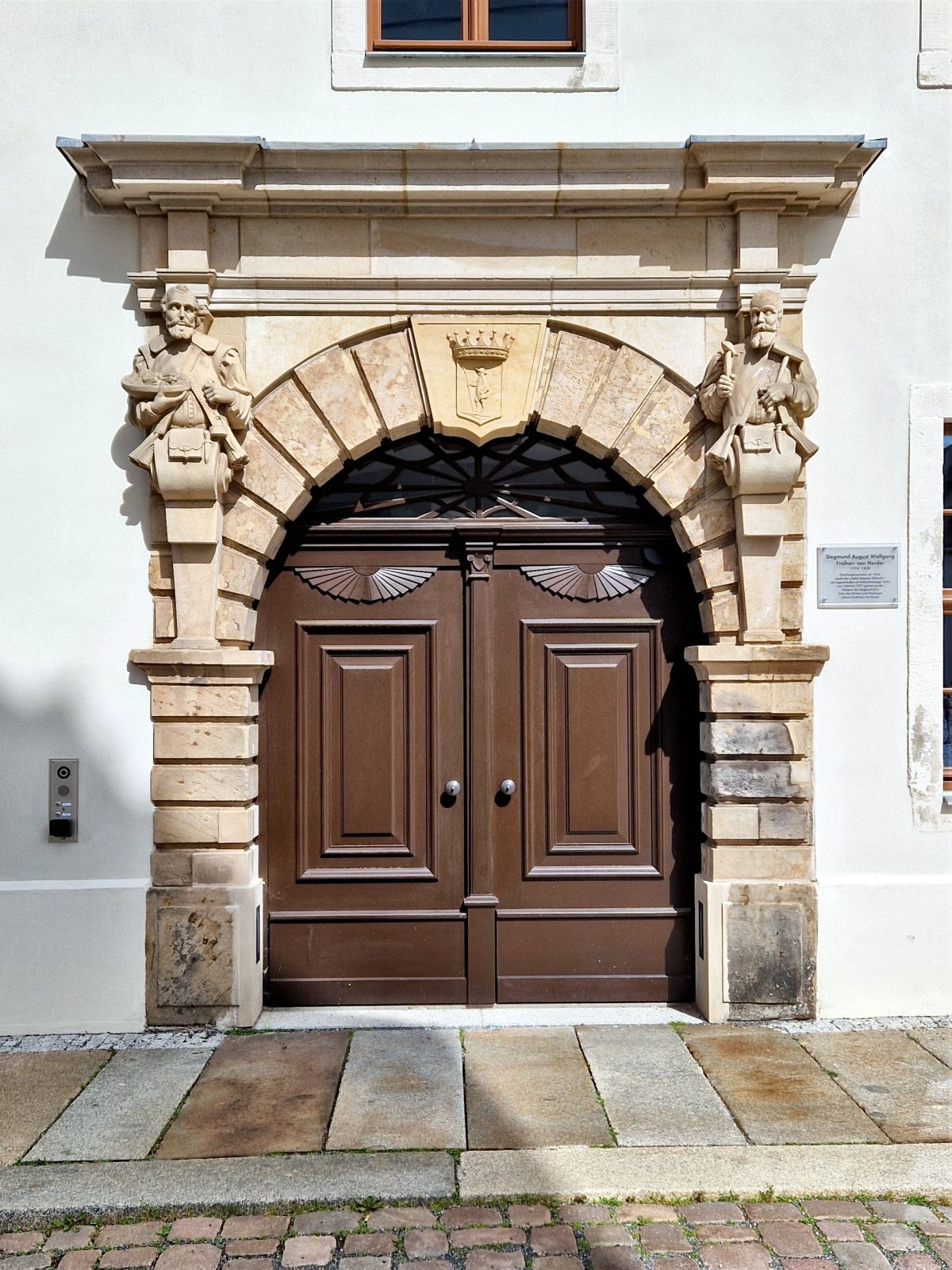 Portal mit Bergarbeiter-Darstellungen am Herderhaus in Freiberg