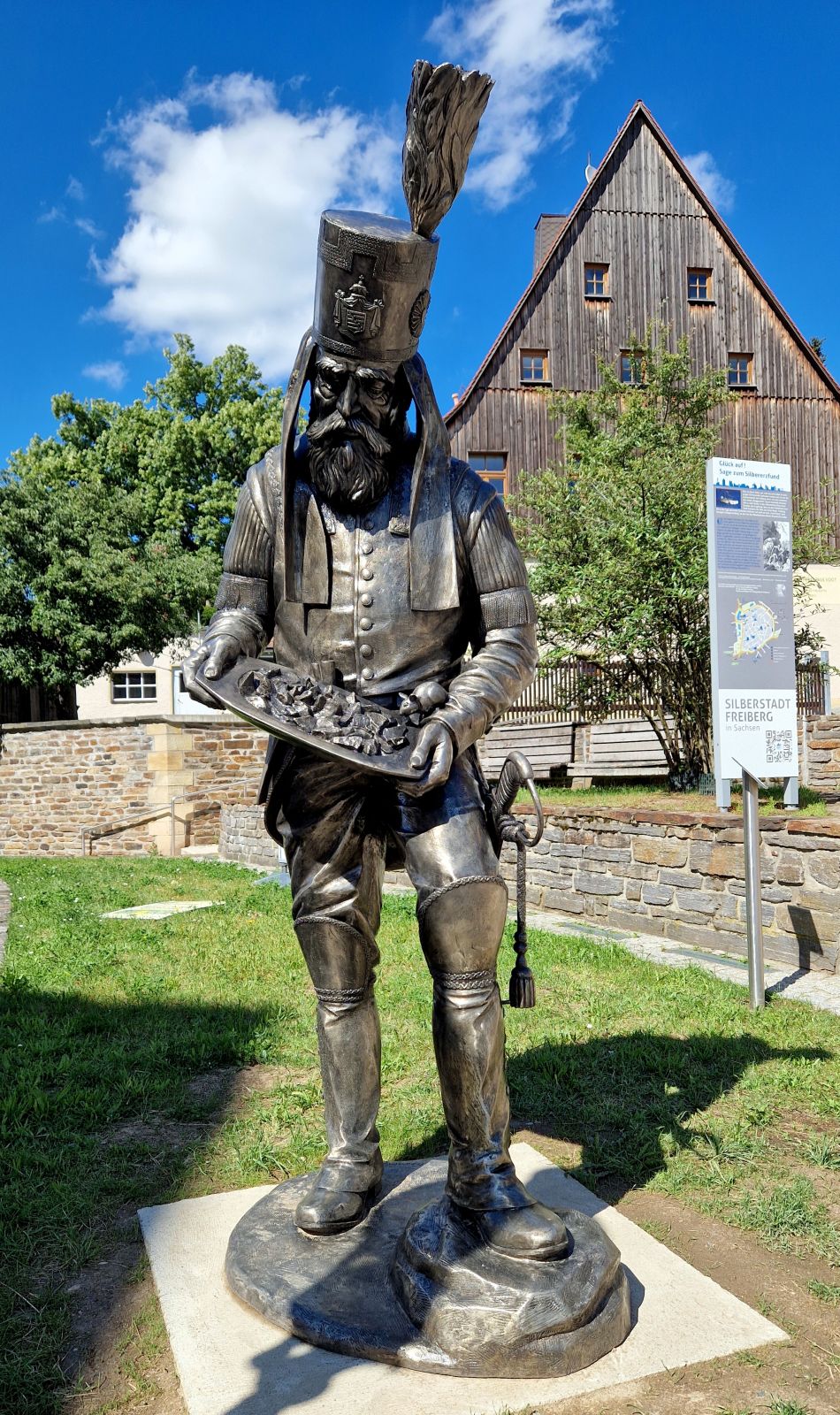 Statue Bergmann im Habit mit einer Schale voller Erz
