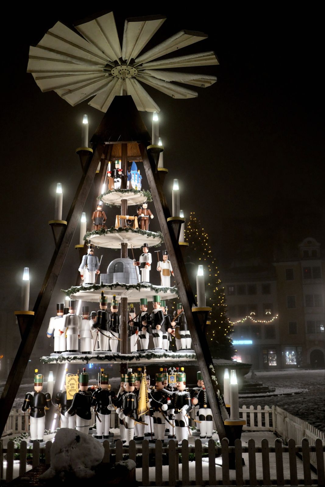 Weihnachtspyramide auf dem Freiberger Obermarkt
