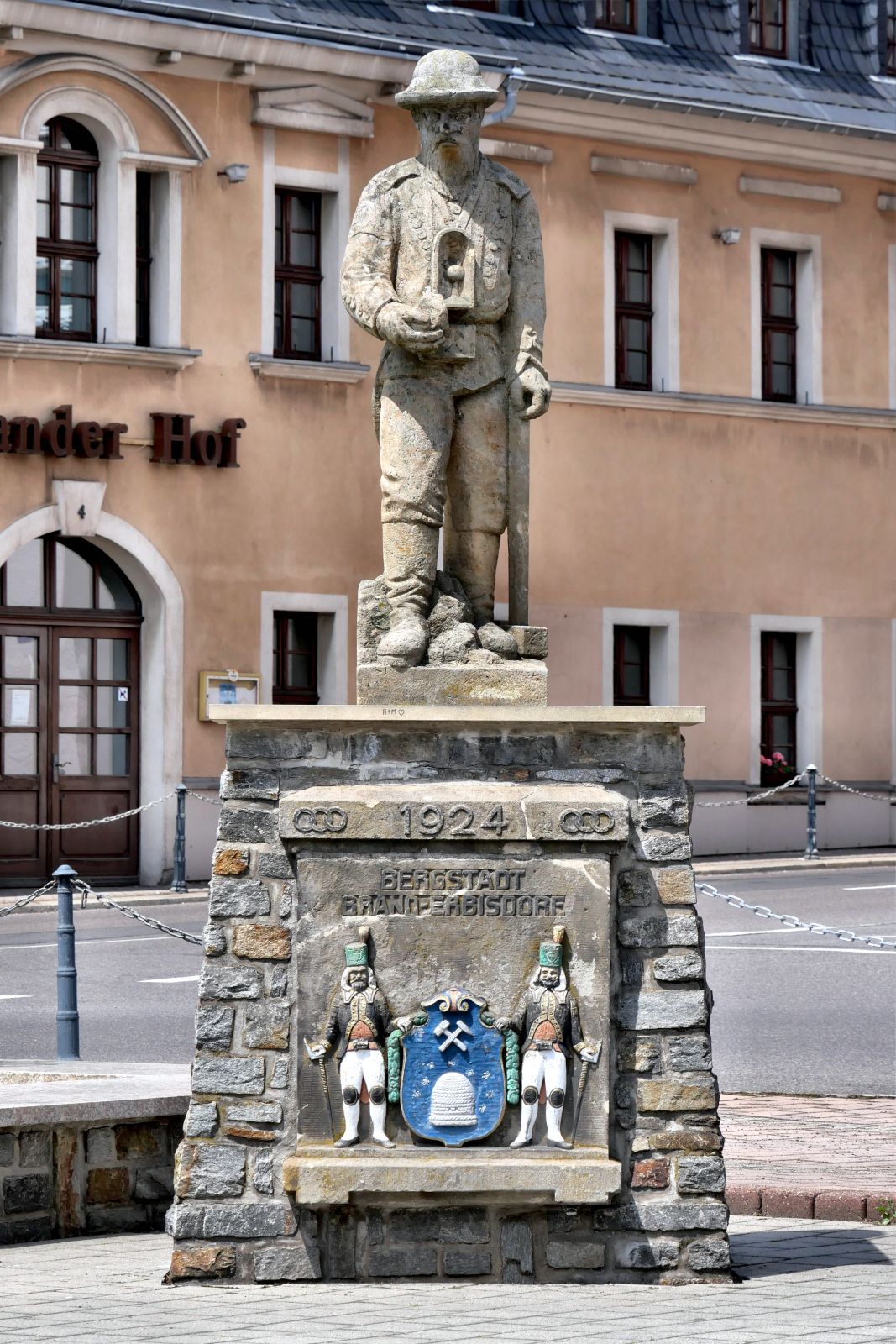 Denkmal in Brand-Erbisdorf von 1924 mit Wappen und Bergmannsstatue